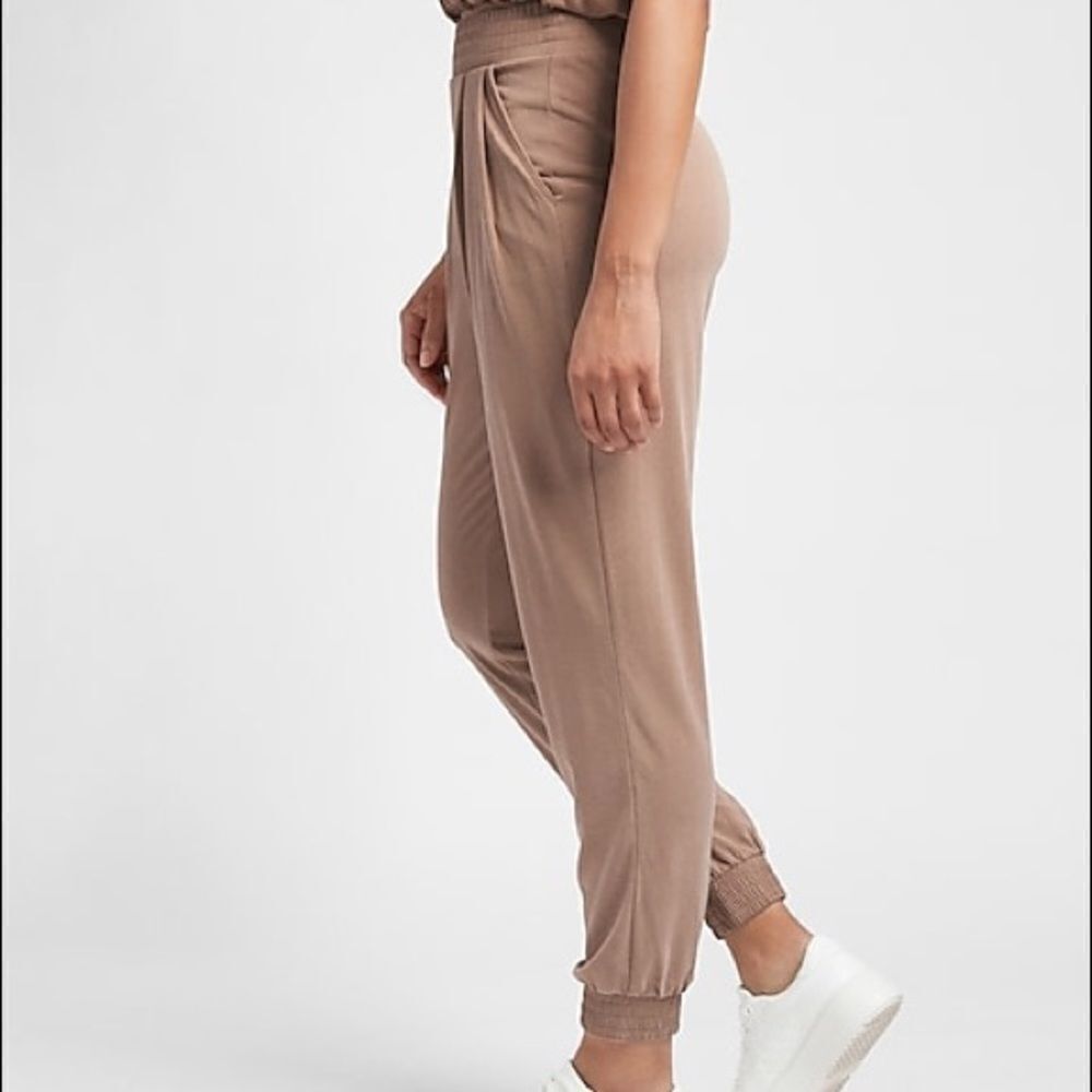 Express Super High Waisted Silky Sueded Jersey Joggers Blush Taupe XL NWT‎
